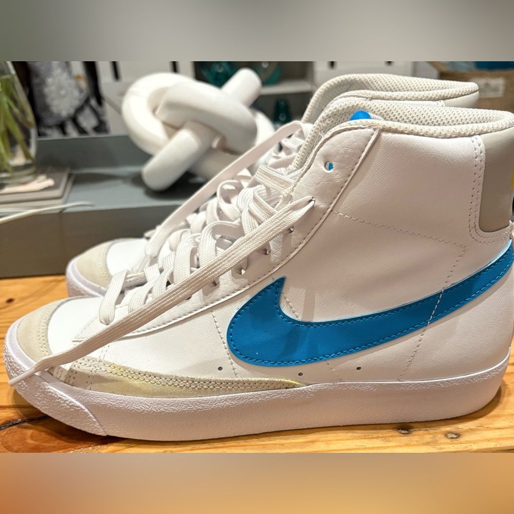 Nike White and Blue Women’s/Youth Blazer Mid ‘77